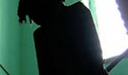 Nhấn nước, treo cổ cháu bé 8 tuổi đến chết